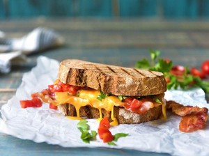 Wanita Ini Klaim Temukan Silet Dalam Sandwich Untuk Dapatkan Uang dari Restoran