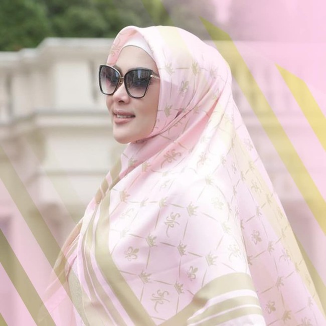 Gencar dipromosikan, scarf Syahrini ini pun menarik perhatian para wanita, khususnya para ibu rumah tangga. Mereka jatuh hati dengan scarf penyanyi asal Bogor tersebut. Foto: Instagram/Fatimah Syahrini