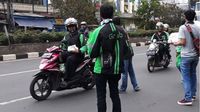 Mitra pengemudi ojek online juga menerima takjil gratis (Foto: detikcom)