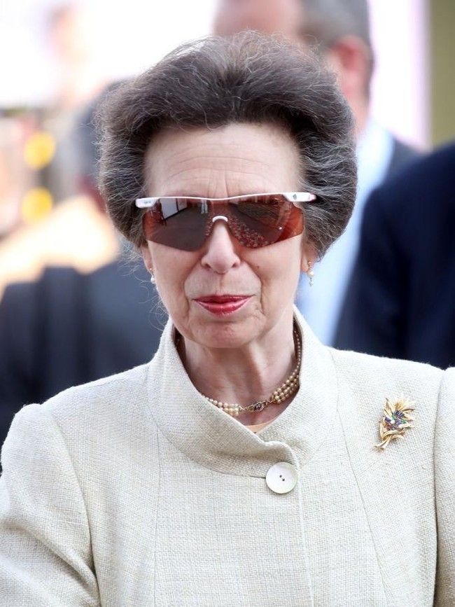 Namun, untuk kacamata hitam,  Putri Anne memilih sesuatu yang sporty. Nenek tiga cucu itu memadukan gaya elegannya dengan speed dealer sunglasses Adidas. (Foto: Getty Images)