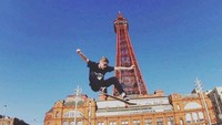 Selain sebagai tempat penghormatan, Comedy Carpet juga menjadi tempat menghibur diri bagi turis maupun warga lokal. Tempat ini juga persis di seberang Menara Blackpool lho! (adamkay1994/Instagram)