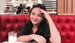 Makin Cantik Saat Dewasa, Ini 10 Pose Amel Carla Saat Ngemil Churros dan Ngeteh