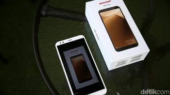 Ponselnya berbentuk memanjang dengan aspek rasio 18:9. Ini adalah ponsel pertama Sharp dengan desain seperti itu. Foto: Muhammad Ridho