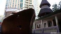 Begini penampakan masjid perahu di kawasan Kasablanka, Jakarta Selatan, Selasa (23/5/2018). Masjid ini unik karena berbentuk perahu.