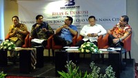 Politisi PDI Perjuangan Maruarar Sirait (dua kiri), Waketum Gerindra Ferry Juliantono (kiri), Politisi Demokrat Rachlan Nasidik (tengah) Ketua DPR Bambang Soesatyo (dua dari kanan) dan Direktur Eksekutif Indo Barometer M Qodari, hadir dalam rilis dan  diskusi Indo Barometer bertema 3,5 tahun pemerintahan Jokowidodo dan  Quovadis Nawacita di Hotel Atlet Century, Jakarta Pusat, Selasa (22/5/2018). Pool/Indo Barometer.