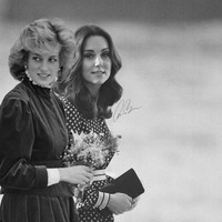 Kate dan Diana dalam sebuah foto hitam putih, sungguh keduanya memesona. Foto: Instagram loyal__royals