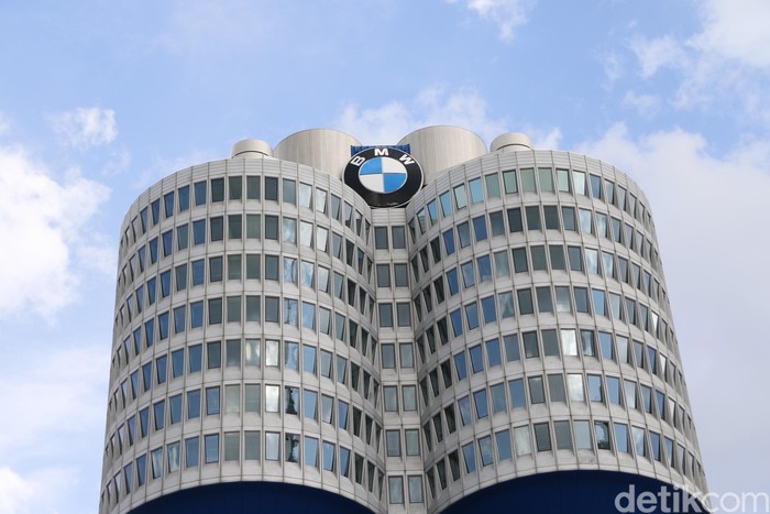 Kantor Pusat BMW di Munich, Jerman. Di depannya ada gendung bundar yang merupakan museum