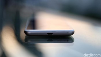 Ia masih menggunakan pengisi daya melalui microUSD, belum USB Type-C. Foto: Muhammad Ridho