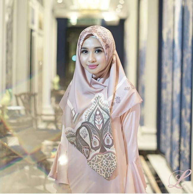 Laudya Cynthia Bella mengeluarkan lini fashion bertajuk L by LCB. Produknya berupa scarf motif dengan warna-warna lembut sebagai ciri khas Bella. Harga scarf bintang film Surga Yang Tak Dirindukan itu juga tidak murah, berkisar Rp 300 ribu sampai Rp 375 ribu. Foto: Dok. Instagram