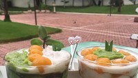 Bubur sumsum dan biji salak tampaknya kolaborasi enak buat menu buka puasa. Postingan @marianayennn ini terdiri dari dua bubur sumsum, original dan pandan. Foto: Instagram