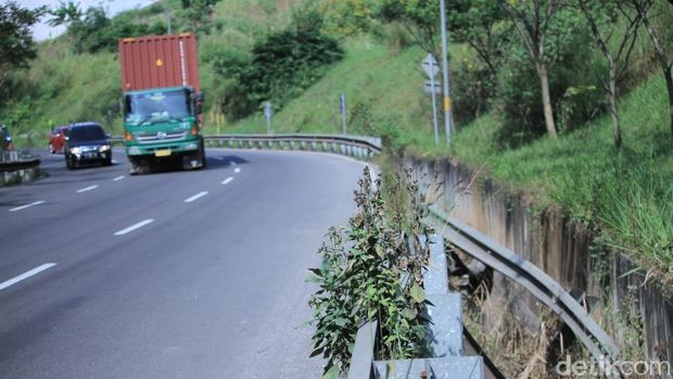 Sama Seperti Tahun Lalu, Pembatas Jalan di Nagreg Banyak yang Rusak