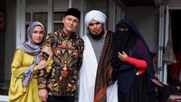 Beberapa waktu lalu Ussy memang mengunggah fotonya dan Andhika bersama Ustad Derry dan istrinya. (Dok. Instagram/ussypratama)