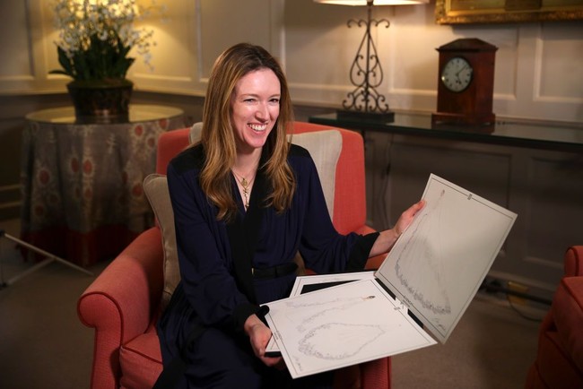 Clare Waight Keller adalah sosok di balik rumah busana Givency. Ia semakin dikenal setelah mendesain gaun pernikahan Meghan Markle yang simpel namun elegan. Dikatakan jika busana itu adalah refleksi wanita muda saat ini. Foto: Hannah McKay - WPA Pool/Getty Images