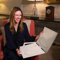 Clare Waight Keller adalah sosok di balik rumah busana Givency. Ia semakin dikenal setelah mendesain gaun pernikahan Meghan Markle yang simpel namun elegan. Dikatakan jika busana itu adalah refleksi wanita muda saat ini. Foto: Hannah McKay - WPA Pool/Getty Images