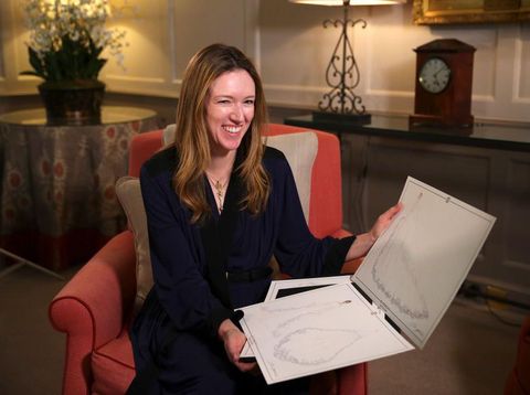 Clare Waight Keller menunjukkan sketsa gaun pengantin Meghan Markle.