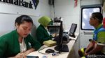 Tukar Uang Siang-siang Bikin Adem, Lihat Teller Bank Cantik