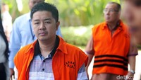 Asrun dan Adriatma Dwi Putra tiba dengan mengenakan rompi tahanan KPK.