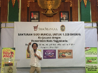 Irwan Hidayat saat memberikan sambutan di kegiatan santunan Sido Muncul untuk 1.000 dhuafa di Yogyakarta / dok. detikcom