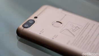 Salah satu yang coba diunggulkan Sharp di A2 Lite adalah kapasitas baterainya yang cukup besar, yaitu 4.000 mAh. Ia masih mengusung sistem operasi Android 7.0 Nougat. Foto: Muhammad Ridho