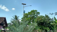 Baterainya itu disimpan dalam sebuah kotak di tengah tiang lampu. Meski cukup tinggi tapi kemungkinan pencuri itu menggunakan alat sampai berhasil membawa baterai itu, ujar Sekretaris Dishub Ciamis Eddy Yulianto di kantor Dishub Ciamis, Jawa Barat, Selasa (22/5/2018). (Foto: Dadang Hermansyah/detikcom).