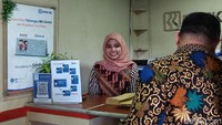 Kalau yang berbatik dan berkerudung cokelat ini adalah petugas Bank BRI.