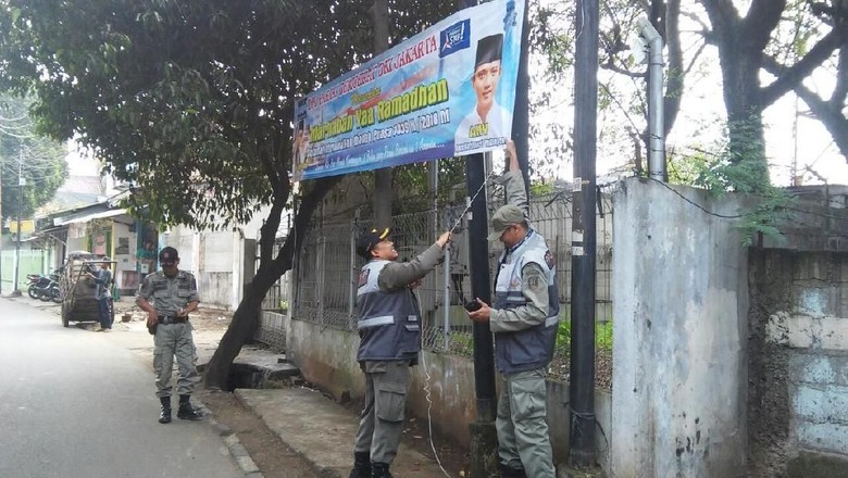 Bawaslu DKI Tertibkan Spanduk Selamat Puasa dari Parpol Bawaslu DKI Tertibkan Spanduk Selamat Puasa dari Parpol