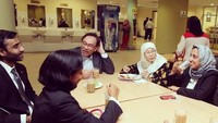 Sarapan bersama istri dan beberapa rekannya. Anwar Ibrahim memilih menikmati segelas teh tarik. Sementara istrinya, Azizah asyik menyantap makanannya. Foto: instagram @anwaribrahim_my