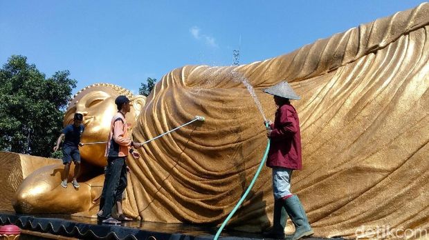 Mengintip Ritual Cuci Patung Budha Tidur di Mojokerto