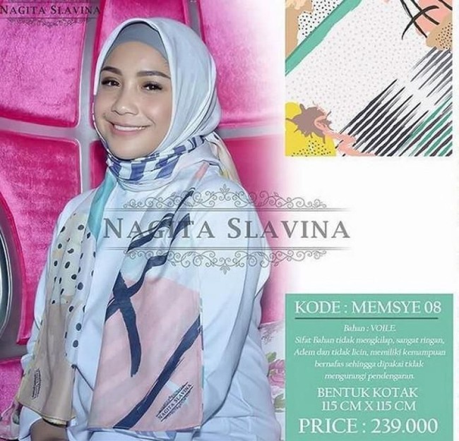 Nagita Slavina yang memiliki banyak bisnis mulai dari lini sepatu, mukena hingga busana juga merilis hijab print scarf. Scarf yang dijual lewat Instagram ini harganya antara Rp 239 ribu sampai Rp 299 ribu. Foto: Instagram