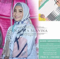Nagita Slavina yang memiliki banyak bisnis mulai dari lini sepatu, mukena hingga busana juga merilis hijab print scarf. Scarf yang dijual lewat Instagram ini harganya antara Rp 239 ribu sampai Rp 299 ribu. Foto: Instagram