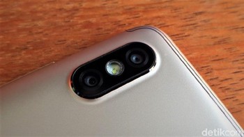 Redmi S2 memiliki kamera ganda 12MP + 5MP AI di bagian belakangnya. Foto: Adi Fida Rahman/detikINET