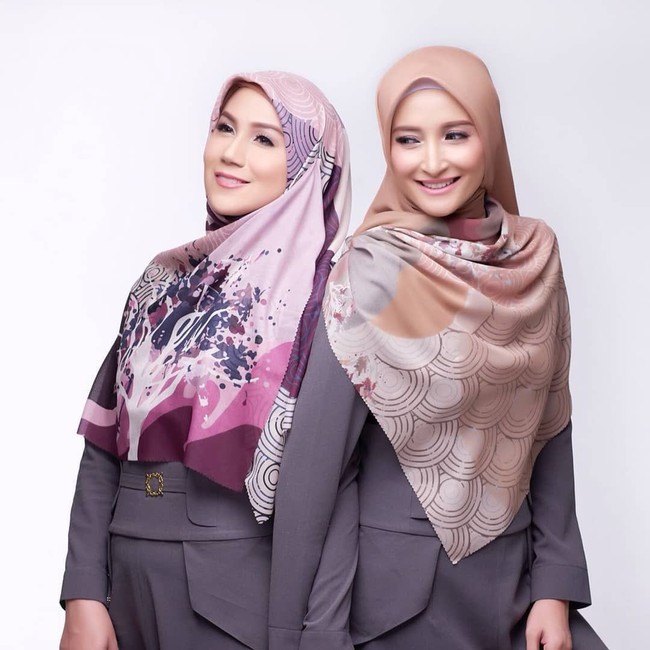 Dua artis senior yang bersahabat sejak lama Inneke Koesherawati dan Marini Zumarnis merilis scarf yang diklaim eksklusif. Scarf dengan label innekemariniscarf itu hadir dalam berbagai motif cantik dan dijual seharga Rp 350 ribu. Foto: Instagram
