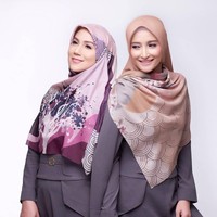 Dua artis senior yang bersahabat sejak lama Inneke Koesherawati dan Marini Zumarnis merilis scarf yang diklaim eksklusif. Scarf dengan label innekemariniscarf itu hadir dalam berbagai motif cantik dan dijual seharga Rp 350 ribu. Foto: Instagram