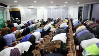 Tak sampai di situ, selama salat tarawih dan salat tahajud, jamaah pun diimami oleh para hafiz muda juara internasional bersuara merdu. Salah satunya adalah ustaz Faisal Ilahi.