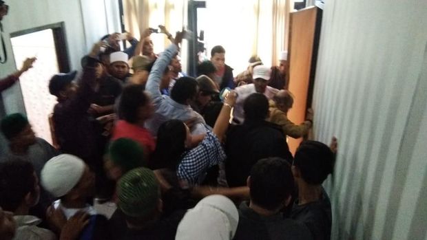 Detik-detik pengeroyokan Hitler.