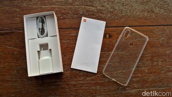 Aksesori yang disertakan terbilang sederhana, hanya ada charger, kabel data, buku petunjuk dan case. Foto: Adi Fida Rahman/detikINET