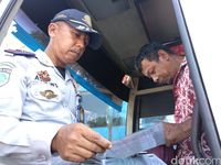 Petugas Usir 6 Bus Tak Laik Jalan di Leuwipanjang Bandung