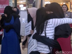 Sosial Eksperimen Peluk Wanita Bercadar di Sukabumi Bikin Haru