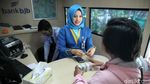 Antre Panjang dan Berpanas-panasan Demi Tukar Uang Baru