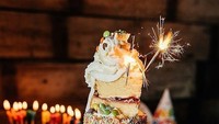 Jika bosan merayakan ulang tahun dengan kue tart biasa. Crazy Shake bisa jadi alternatif kue ulang tahun baru, lengkap dengan kembang api yang menyala di atasnya. Foto: Instagram