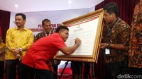 Ketua DPP PDI Perjuangan, Andreas Hugo Pareira menandatangani deklarasi keterbukaan informasi.