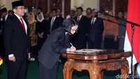 Plt Sekjen DPR Damayanti menandatangani surat pergantian Sekjen.