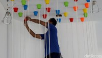 Mereka juga menyelesaikan dekorasi gerai.