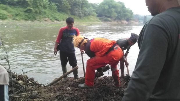 Terlihat ada Naruto di Bengawan Solo.