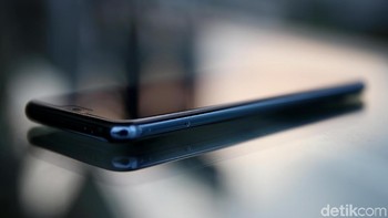 Baterai ponsel ini 3.400 mAh dengan USB-C port charger. Saat dirilis, Honor 10 menjalankan EMUI 8.1 yan berbasis android Oreo. Foto: Muhammad Ridho