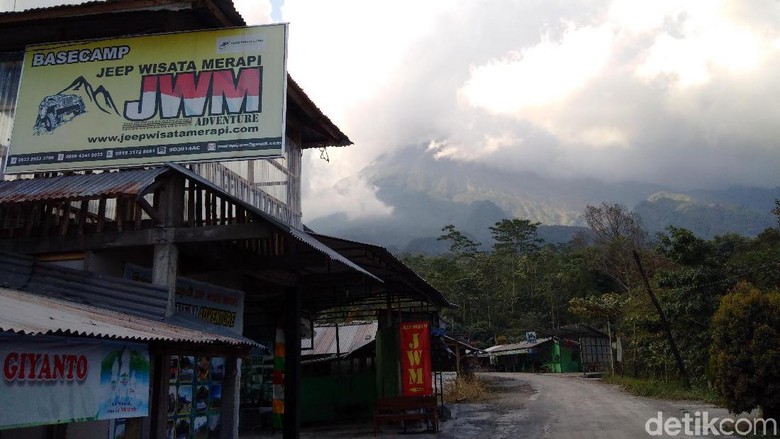Hujan Abu Erupsi Merapi di Desa Keningar Magelang Disertai Pasir Hujan Abu Erupsi Merapi di Desa Keningar Magelang Disertai Pasir