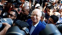 Najib tiba di kantor MACC yang ada di Kuala Lumpur sekitar pukul 09.45 waktu setempat. Kedatangan Najib ini memenuhi surat panggilan yang diantarkan MACC ke rumahnya, pekan lalu. Foto: REUTERS/Lai Seng Sin