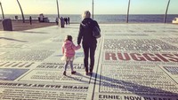 Bukan terbuat dari bahan yang halus, karpet ini dibuat dari batu granit. Di dalamnya terdapat ribuan lelucon, lagu, dan slogan yang ditulis oleh lebih dari 1.000 penulis dan komedian. (lawhumhay/Instagram)