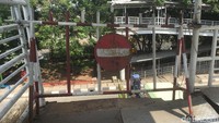 Sisi JPO Jembatan Gantung di jalan yang mengarah ke Cengareng/Kalideres sudah tidak bisa digunakan. Akses masuknya ditutup kabel besar. Sementara di JPO di sisi jalan yang mengarah ke Grogol masih bisa dipakai untuk menuju bus TransJ.