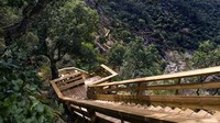 Jalan setapak dari kayu ini dibangun di sekitar Geopark Arouca, Arouca, Portugal (Arouca Geopark)